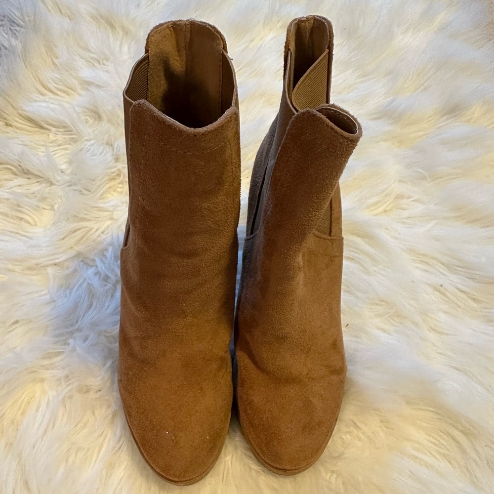 Forever 21 brown tan bootie. Very soft and comfy. In brand new condition. Size 6